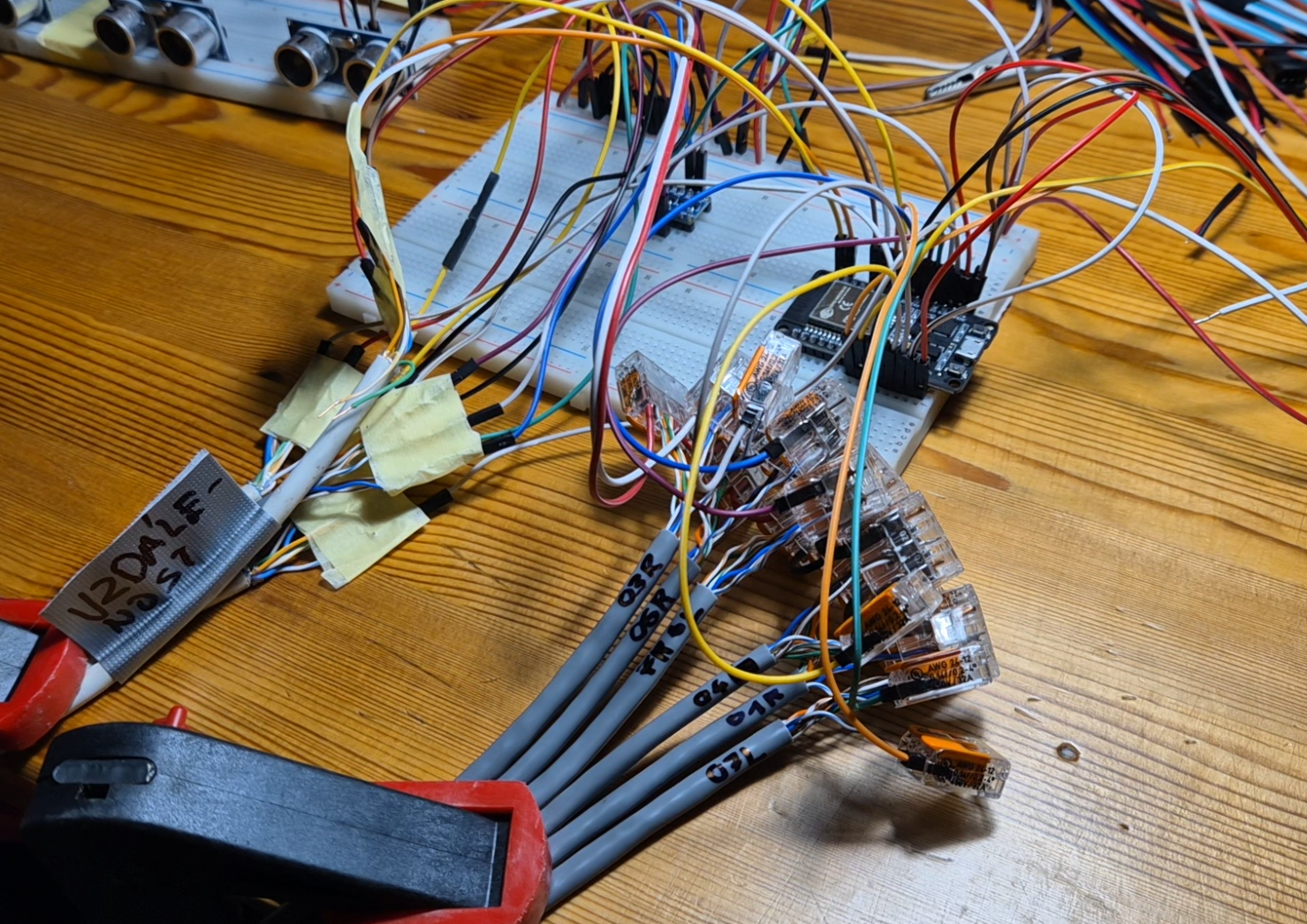 Oči na Metronomu — elektronický prototyp s ultrazvukovými senzory a popsanými kabely