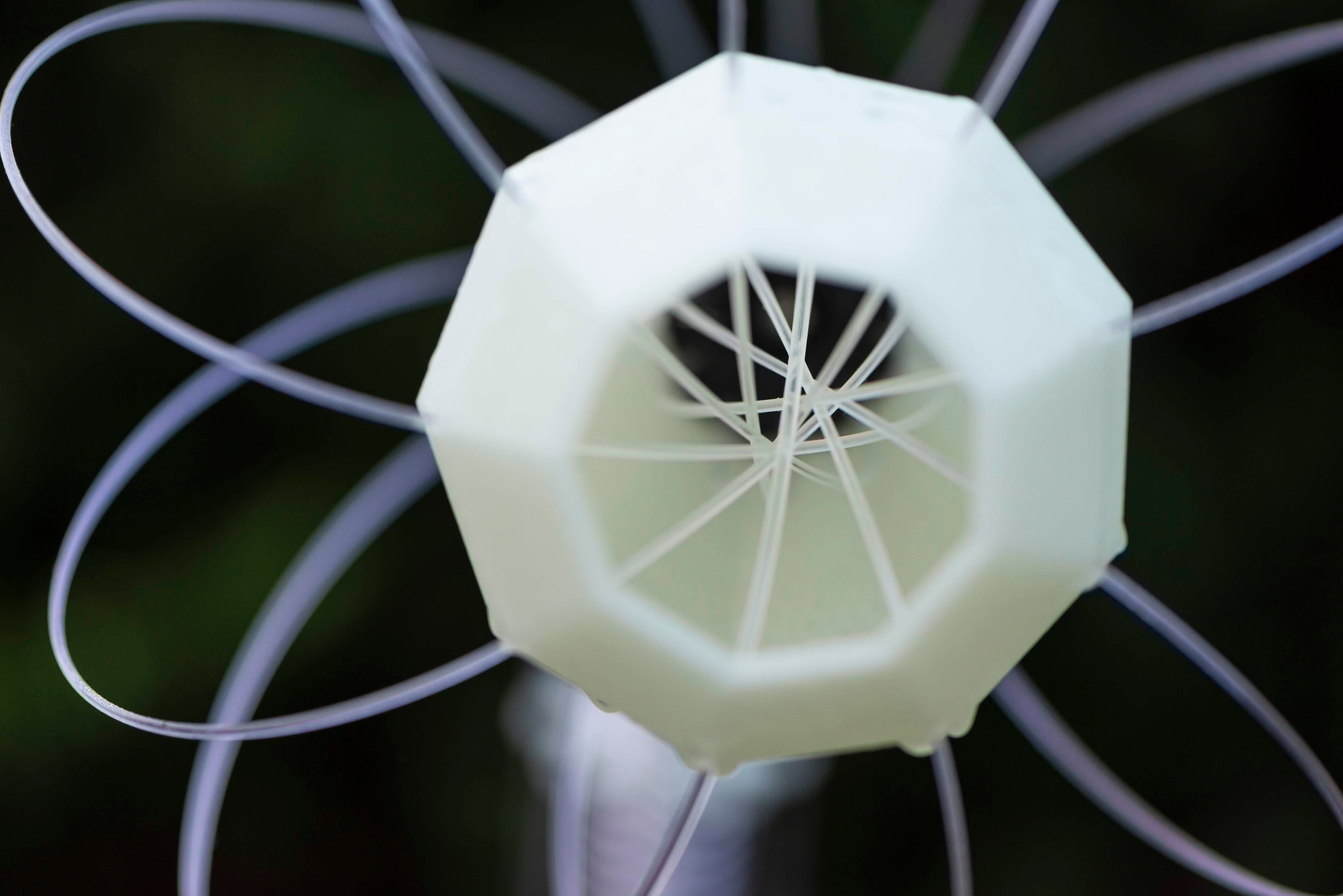 IXFID — makro bílé 3D tištěné geometrické struktury lampy s propletenými vlákny