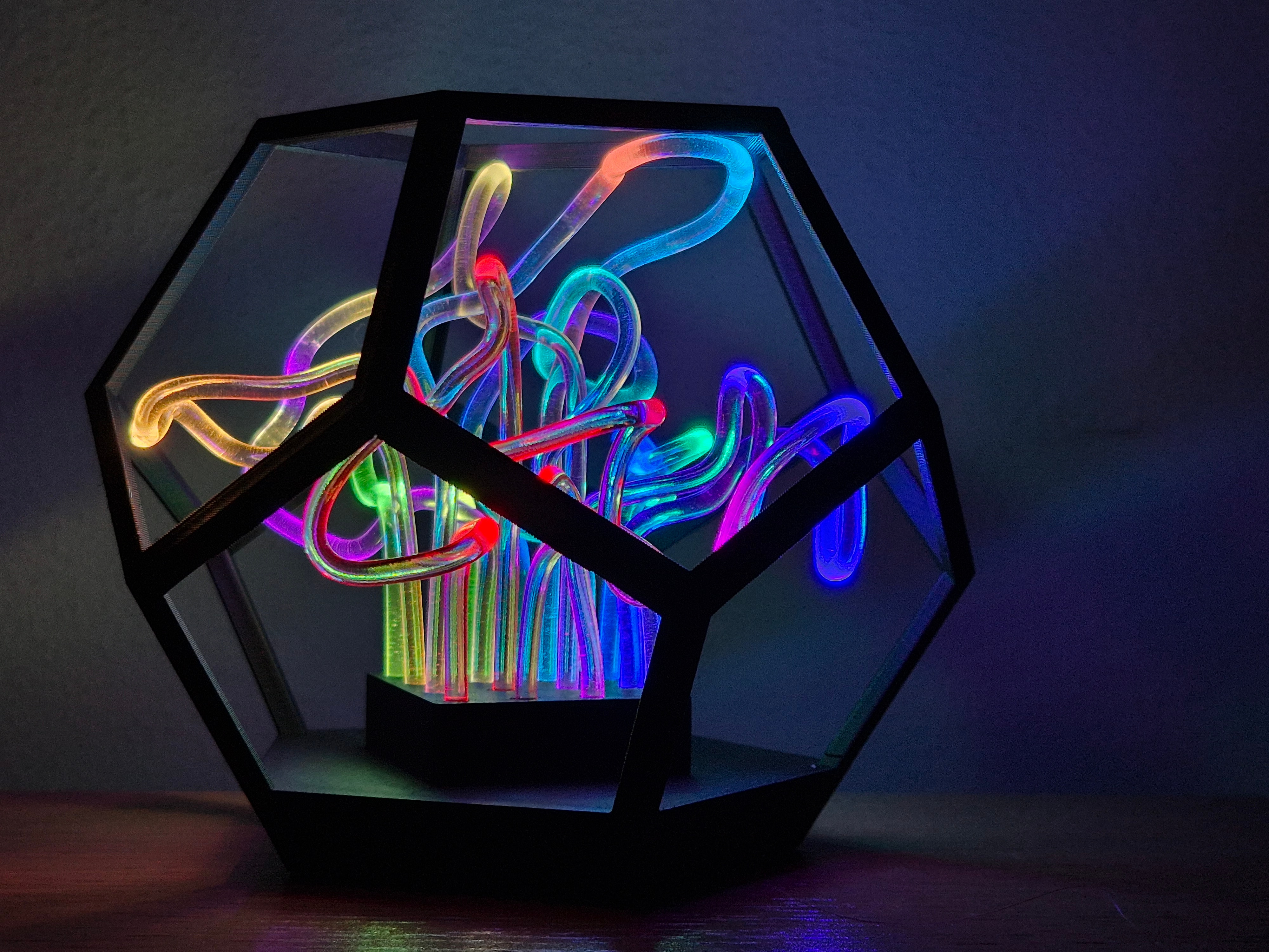 Stolní lampa Dwelf s duhovými optickými vlákny v černém geometrickém krytu