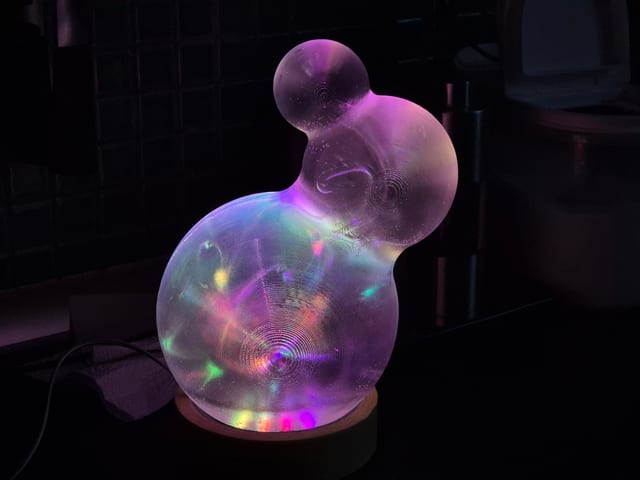 Iskanin — svítící 3D tištěná průhledná socha ze tří koulí