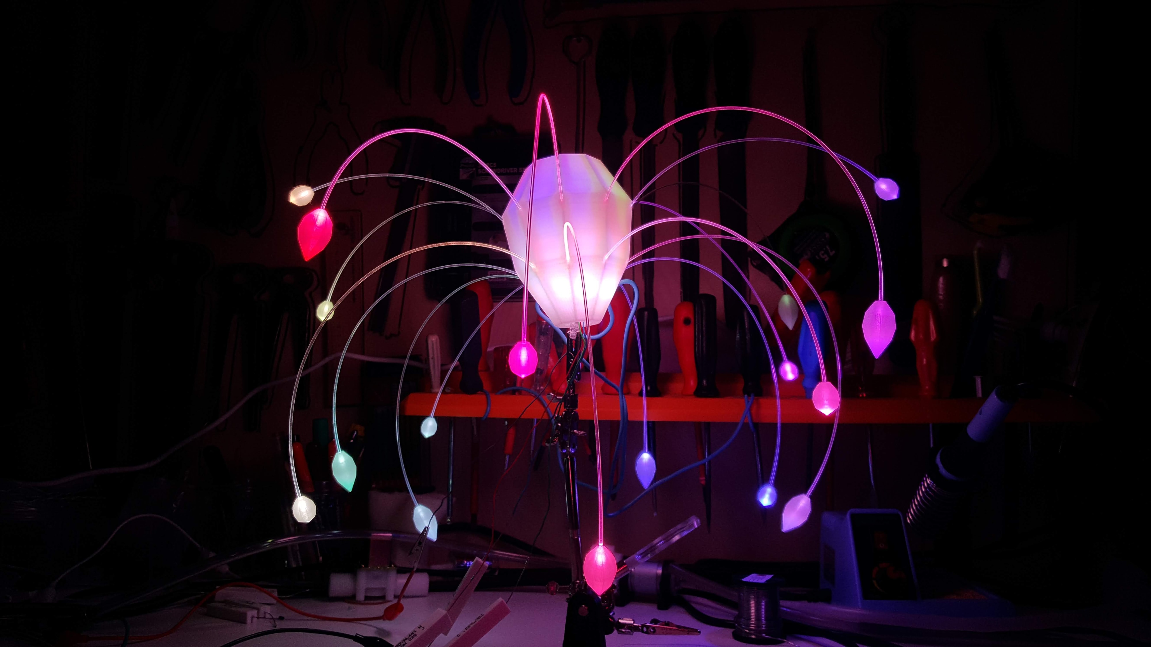 Tris — detail montáže svítící květinové lampy v dílně