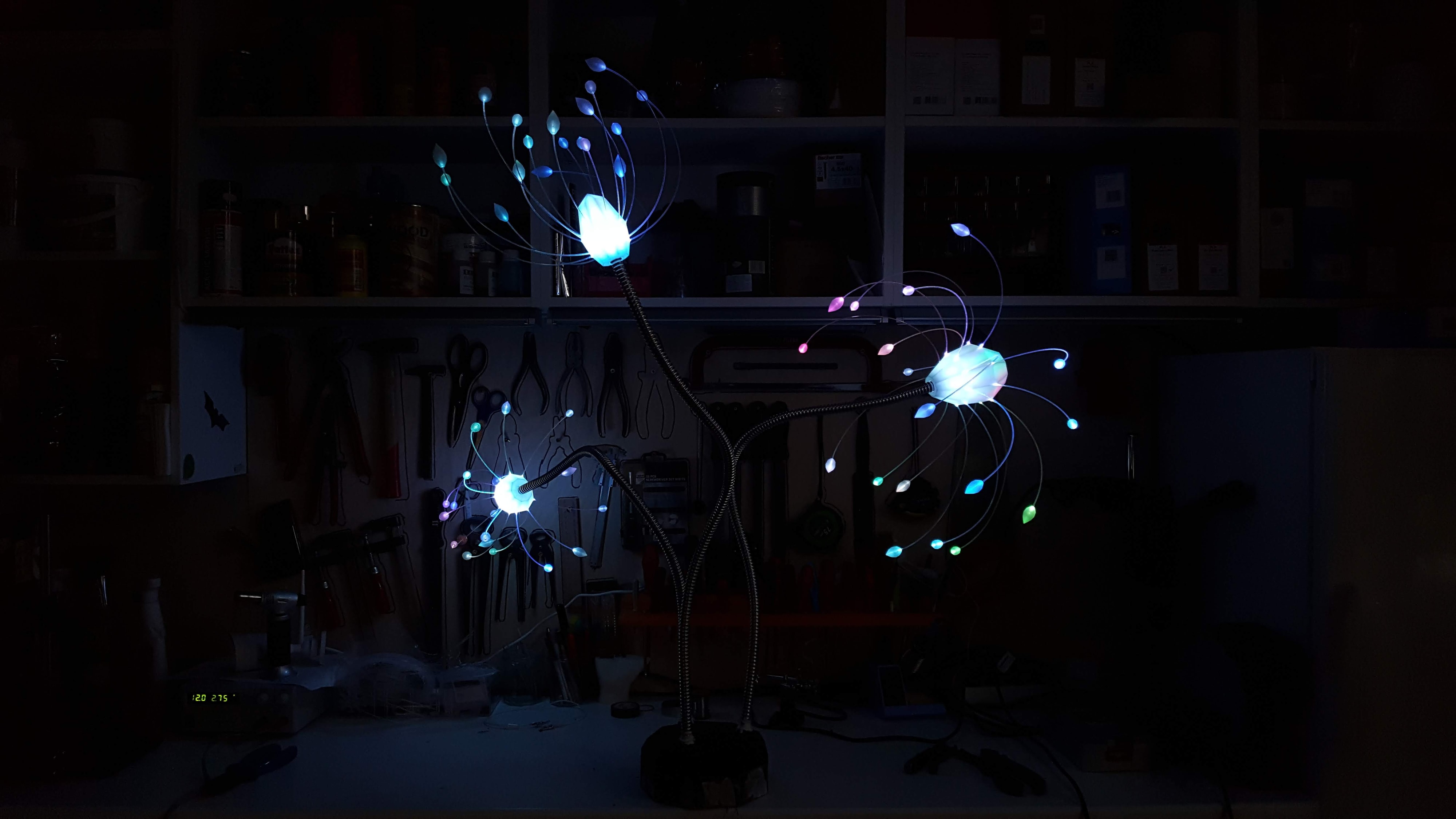 Tris — tříramenná svítící květinová lampa v azurové, růžové a bílé v dílně