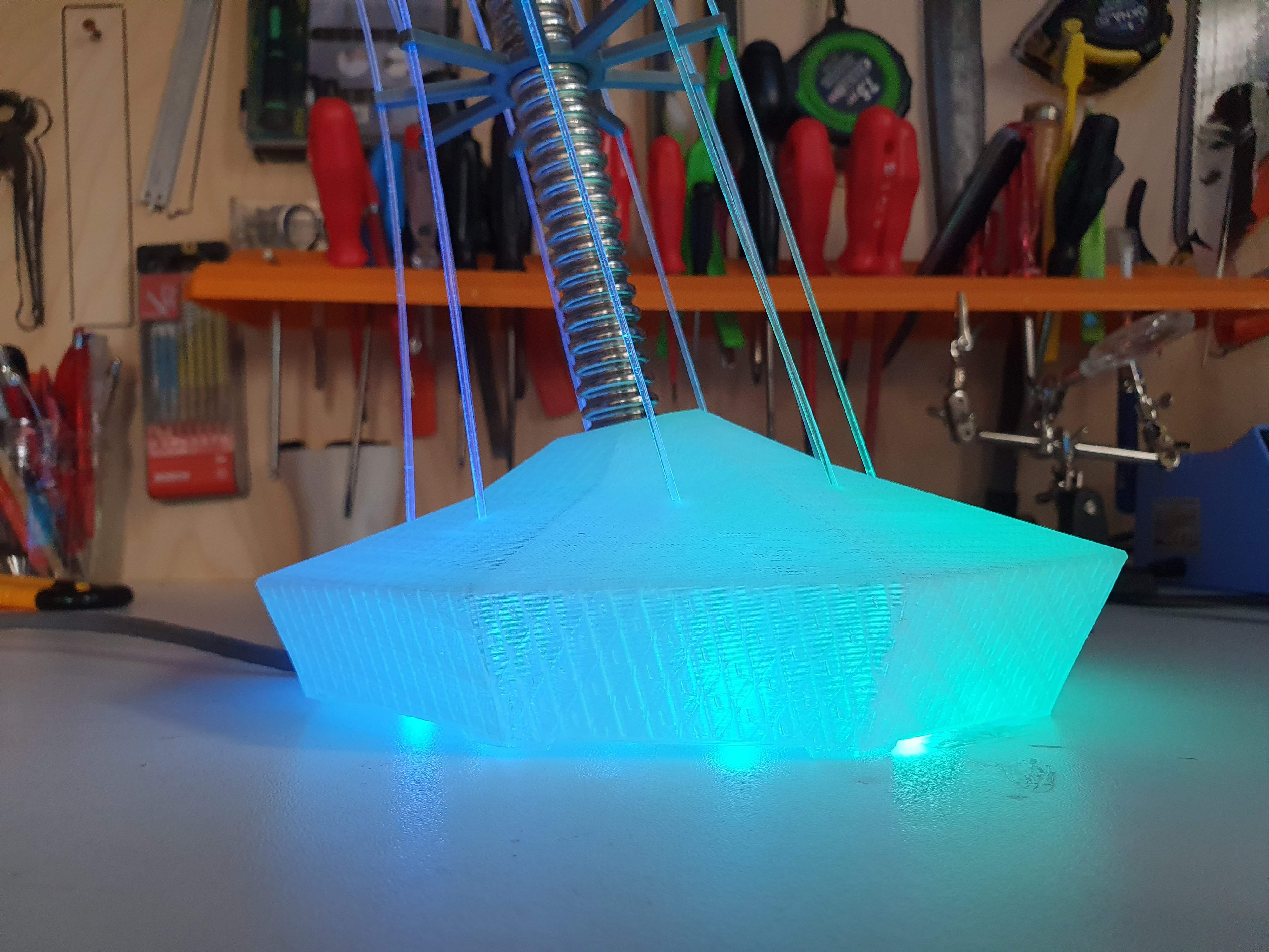 IXFID — svítící modrozelený 3D tištěný podstavec lampy na pracovním stole