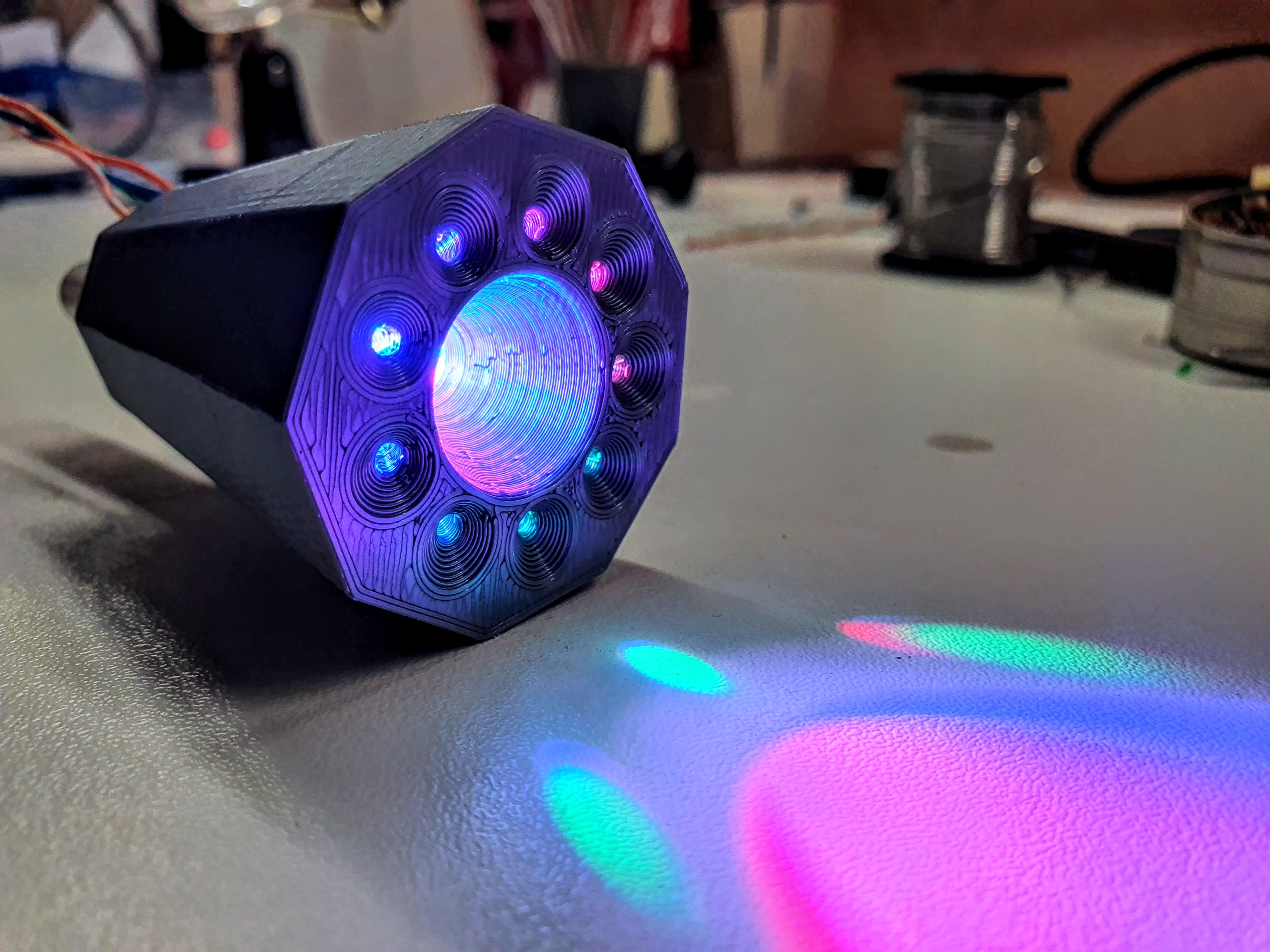 IXFID — osmiboký 3D tištěný podstavec s vícebarevnými LED otvory