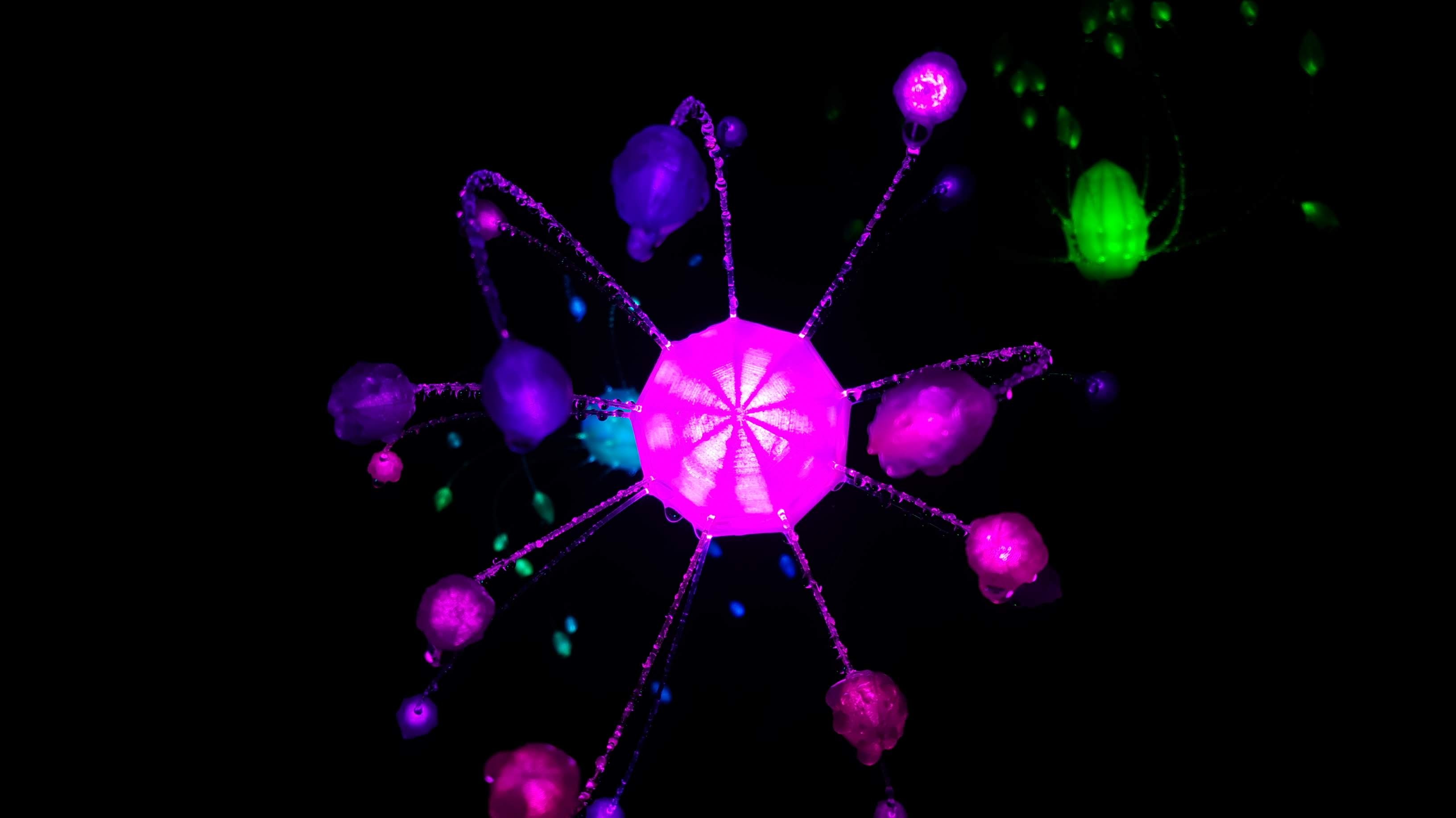 Tris — bioluminiscenční světelná socha s purpurovým jádrem a svítícími výběžky