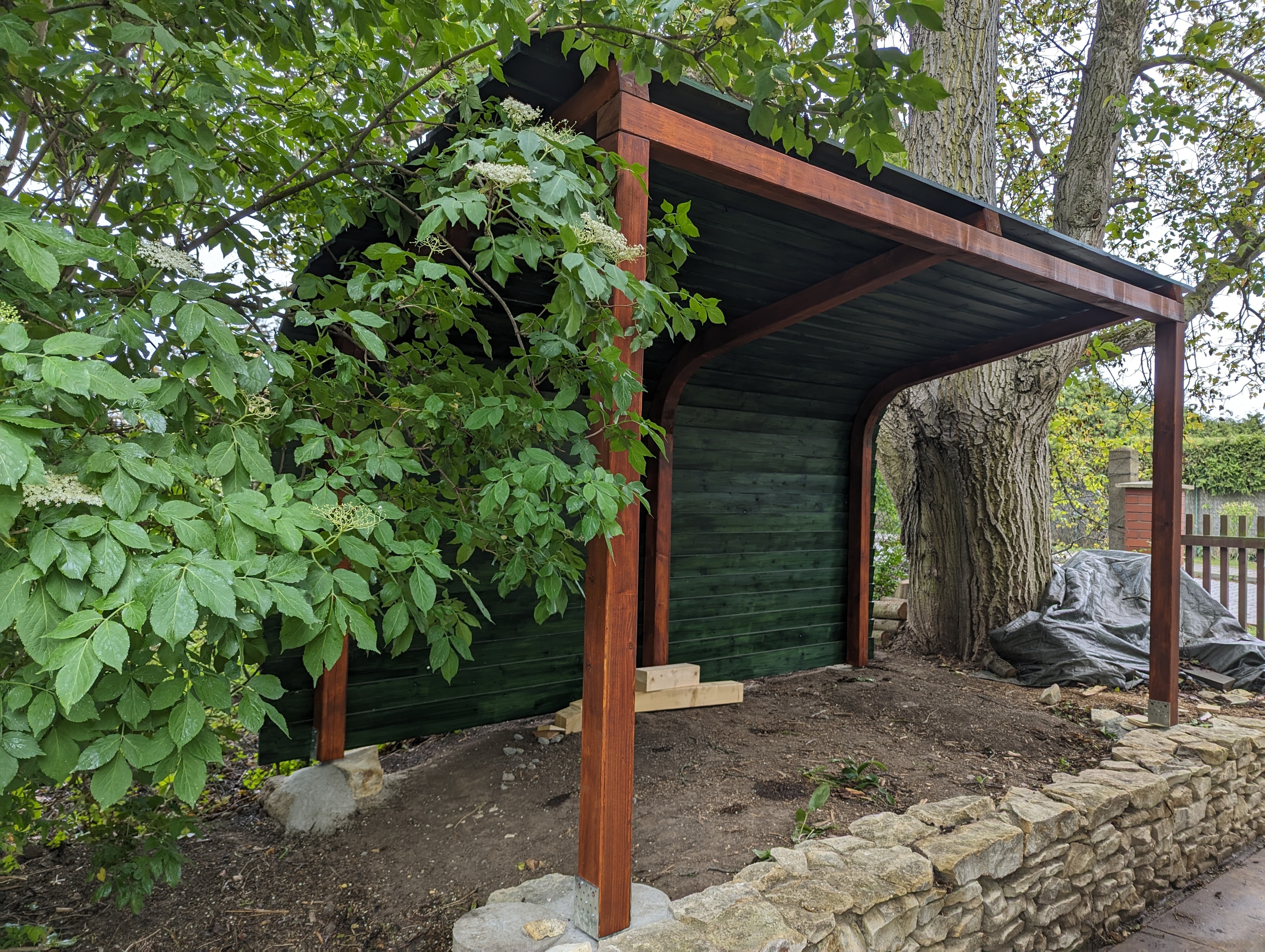 Woodgon — detail dřevěné konstrukce dřevníku a skladu paliva