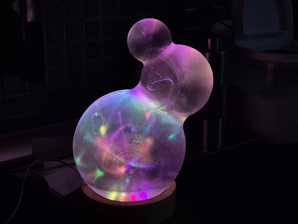 Iskanin — svítící 3D tištěná průhledná socha ze tří koulí