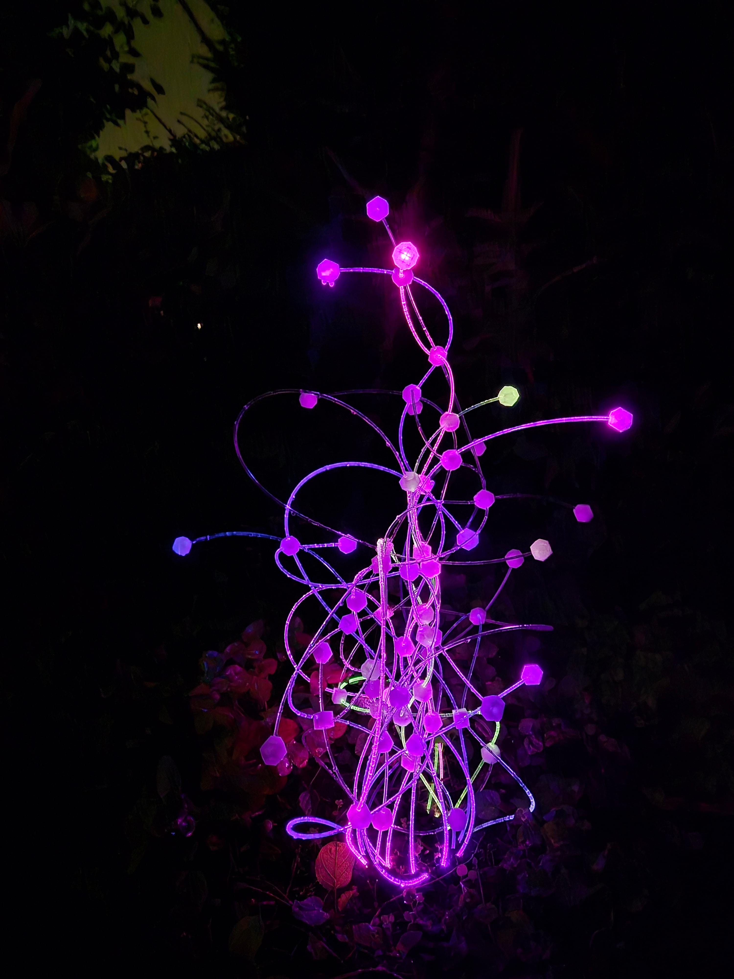Sculpta — purpurová venkovní světelná socha se zakřivenými trubkami a hexagonálními uzly